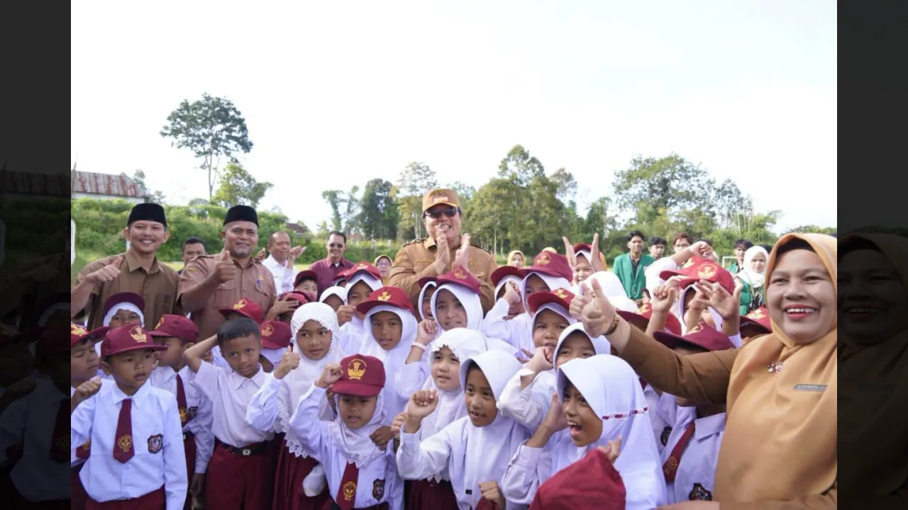 Foto bersama dengan pelajar dan tenaga pendidik SDN 09 Panyalaian